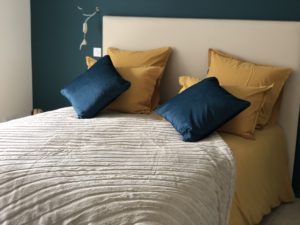 tapissier d ameublement Var-tapisserie d'ameublement Sainte-Maxime-sellerie de bateau Saint-Tropez-ameublement professionnel Var-decoration d'interieur Sainte-Maxime-tapissier decorateur Sainte-Maxime