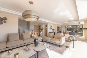 tapissier d ameublement Var-tapisserie d'ameublement Sainte-Maxime-sellerie de bateau Saint-Tropez-ameublement professionnel Var-decoration d'interieur Sainte-Maxime-tapissier decorateur Sainte-Maxime