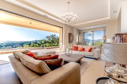 tapissier d ameublement Var-tapisserie d'ameublement Sainte-Maxime-sellerie de bateau Saint-Tropez-ameublement professionnel Var-decoration d'interieur Sainte-Maxime-tapissier decorateur Sainte-Maxime